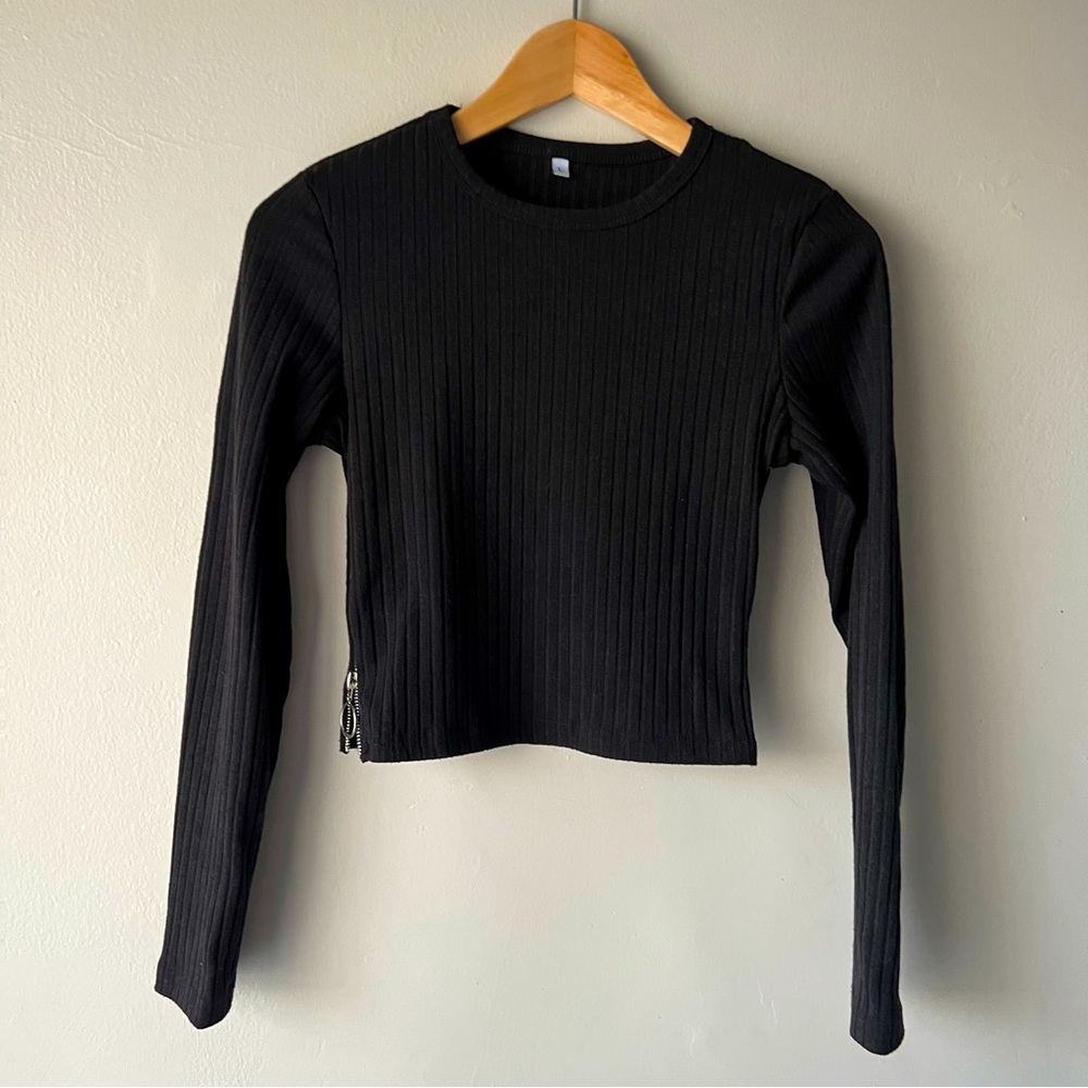 Cropped knit top with zippers